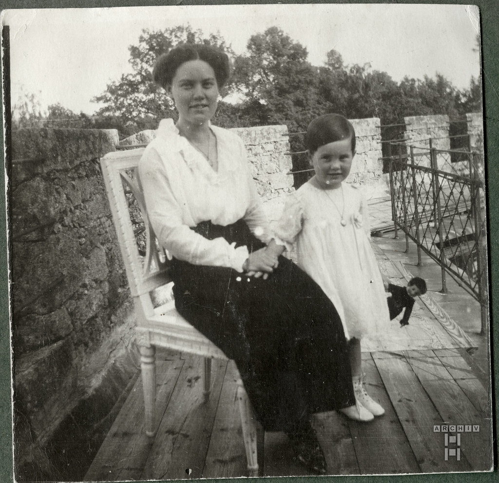 ArchivTappen41(5P)Album7K59 Kind, Freiin Cäcilie von Pranckh, mit Mutter, 1910er