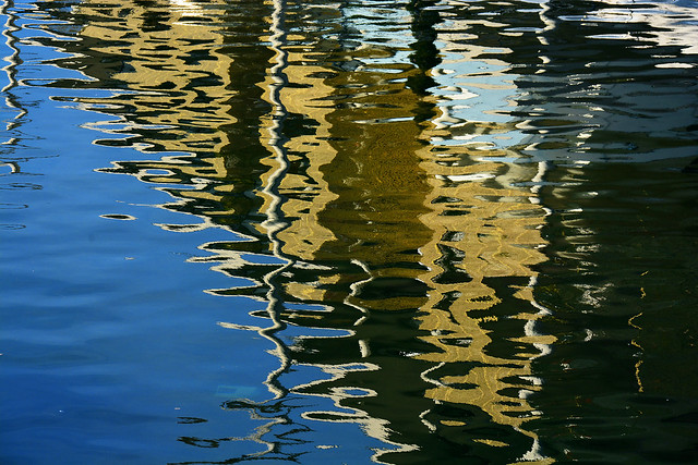 buildings reflections France_5259