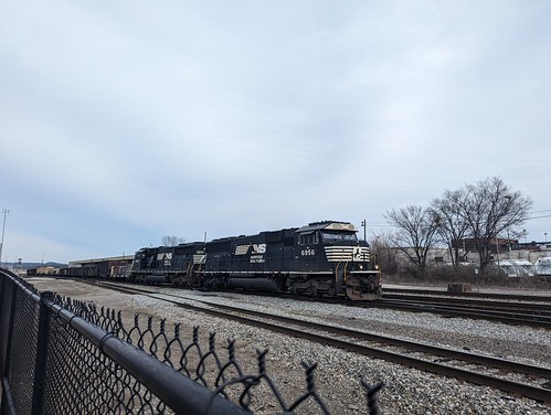 NS Freight in BHM Caught engines 6956 and 6962 on the way by