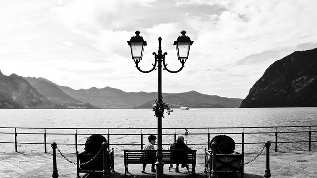 Regarder à droite (lac d'Iseo, Italie)