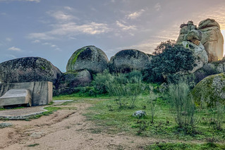 Vostell-Objekt, Störche auf Granitfelsen von Los Barruecos, Extremadura