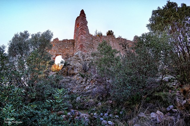 Ruïnes de la torre i muralles del Castell de Miravet