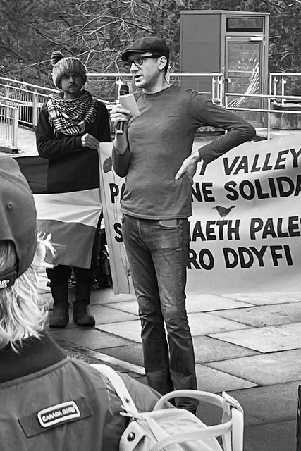 Talat Chaudhri'n annerch mewn protest o blaid Palesteina yn Aberystwyth