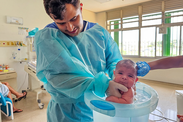 19/02/2024 - Técnica de ofuroterapia acalma bebês no Hospital Regional de Santa Maria