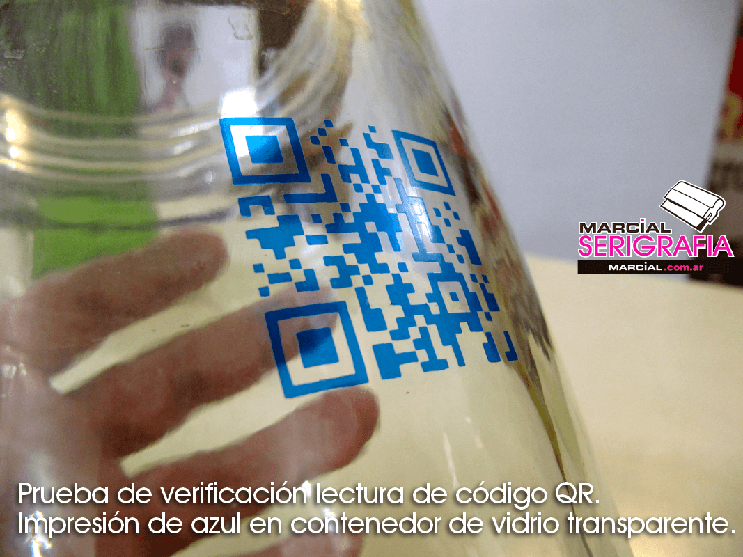 impresión de QR transparente sobre envase de vidrio redondo.