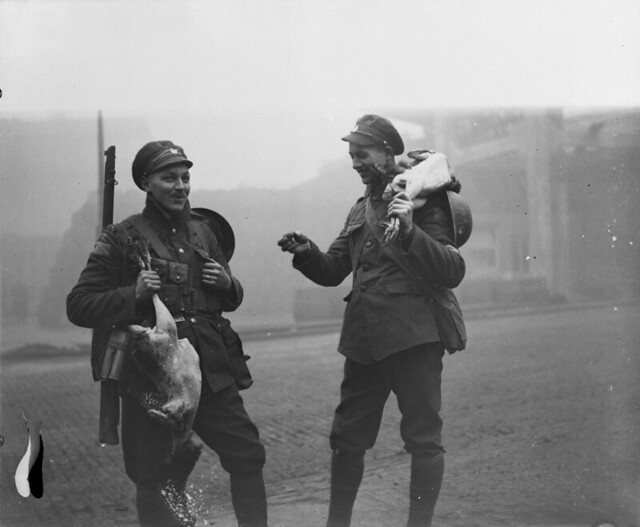 Two Canadian soldiers on leave from the front with turkeys and kit / Deux soldats canadiens en permission loin du front portent leur trousse et des dindons
