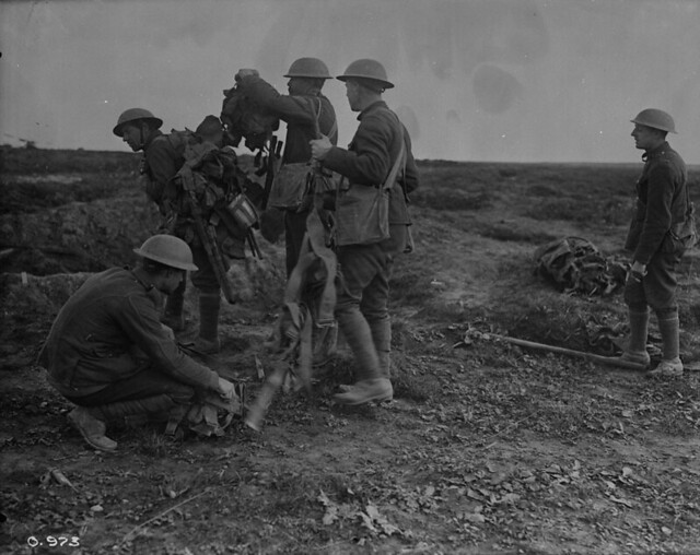 Soldiers collecting kit from the battlefield / Des soldats ramassent du matériel sur le champ de bataille