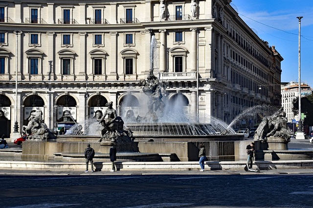 2024.02.17.008 ROME - Place de la République. La fontaine des Naïades. Les nymphes des mers, des lacs, des fleuves et au centre Glaucus.