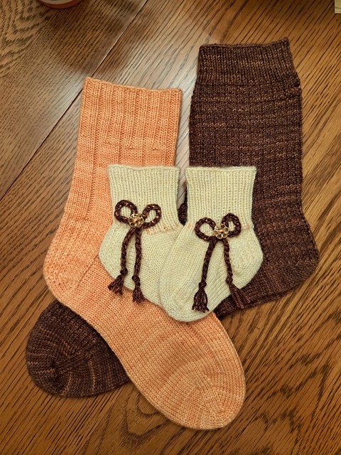 Beverley finished this set for new parents and their baby girl. She used Zen Yarn Garden Serenity Yarn Garden in French Vanilla, which chestnut and Orange you gla