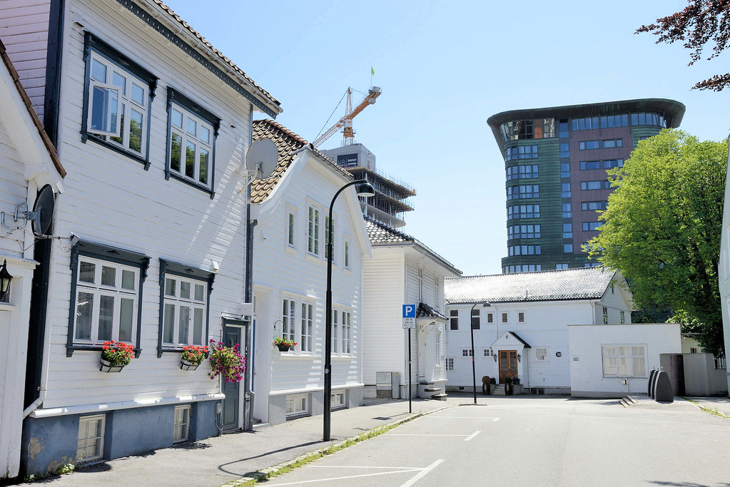 4862 Wohnhäuser mit weißer Holzfassade, modernes Hochhaus  - Fotos von Stavanger, einer Stadt und Kommune im norwegischen  Fylke Rogaland.