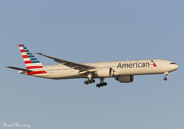 American Airlines 777-300(ER) N725AN