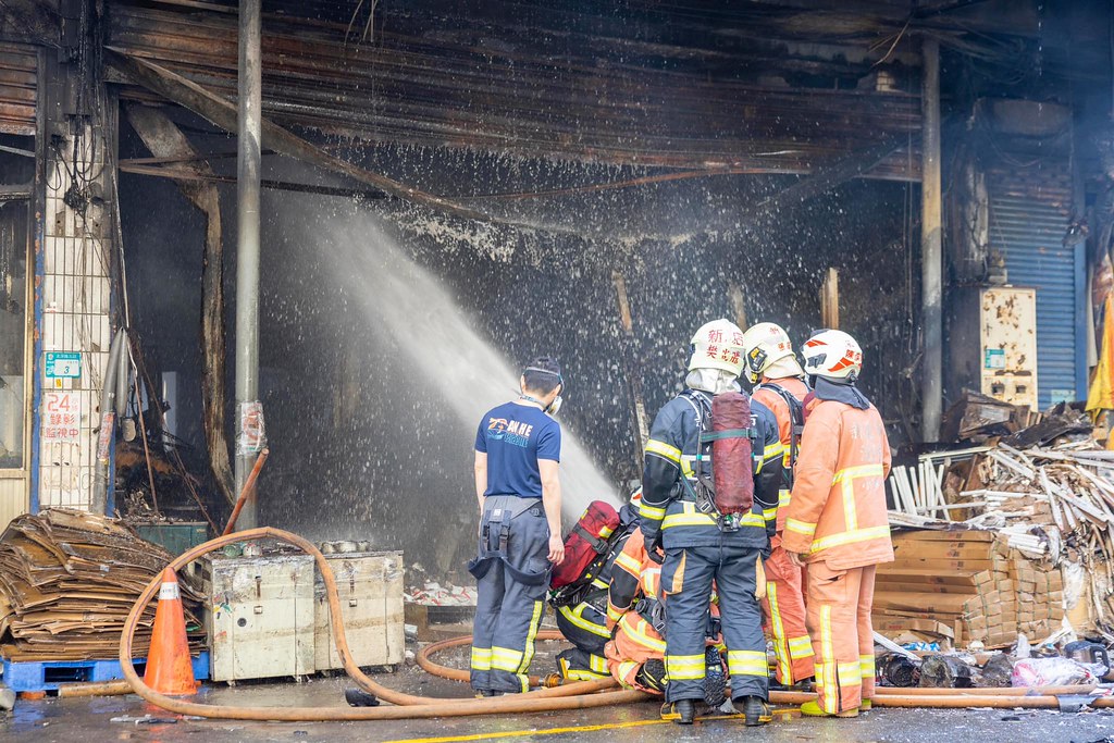 深坑昨（20）日發生的工廠大火，火勢在當天傍晚6點撲滅，濃煙卻為北市帶來異味。圖片來源：侯友宜臉書粉絲專頁