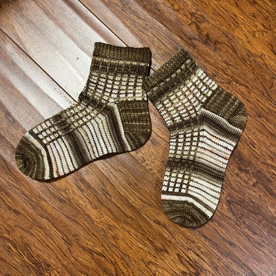 Jocelyne (jocblais) finished this gorgeous pair of Solid Stitch Lines socks by La Maison de Saba but knit them cuff down.