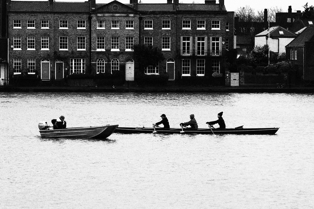 324A6953 Tough girls on the Thames