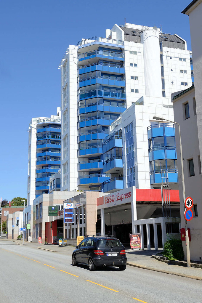 4850 Hochhaus mit blauen Balkons, Tankstelle - Fotos von Stavanger, einer Stadt und Kommune im norwegischen  Fylke Rogaland.