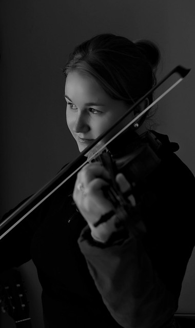 Die Violinenspielerin mit Perlenohrring