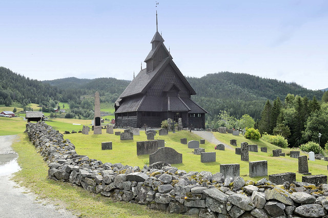 4991 Westseite der Kirche, Friedhof mit Trockenmauer  - Fotos von der Stabkirche Eidsborg in der Kommune Tokke in der Provinz Telemark in Norwegen.