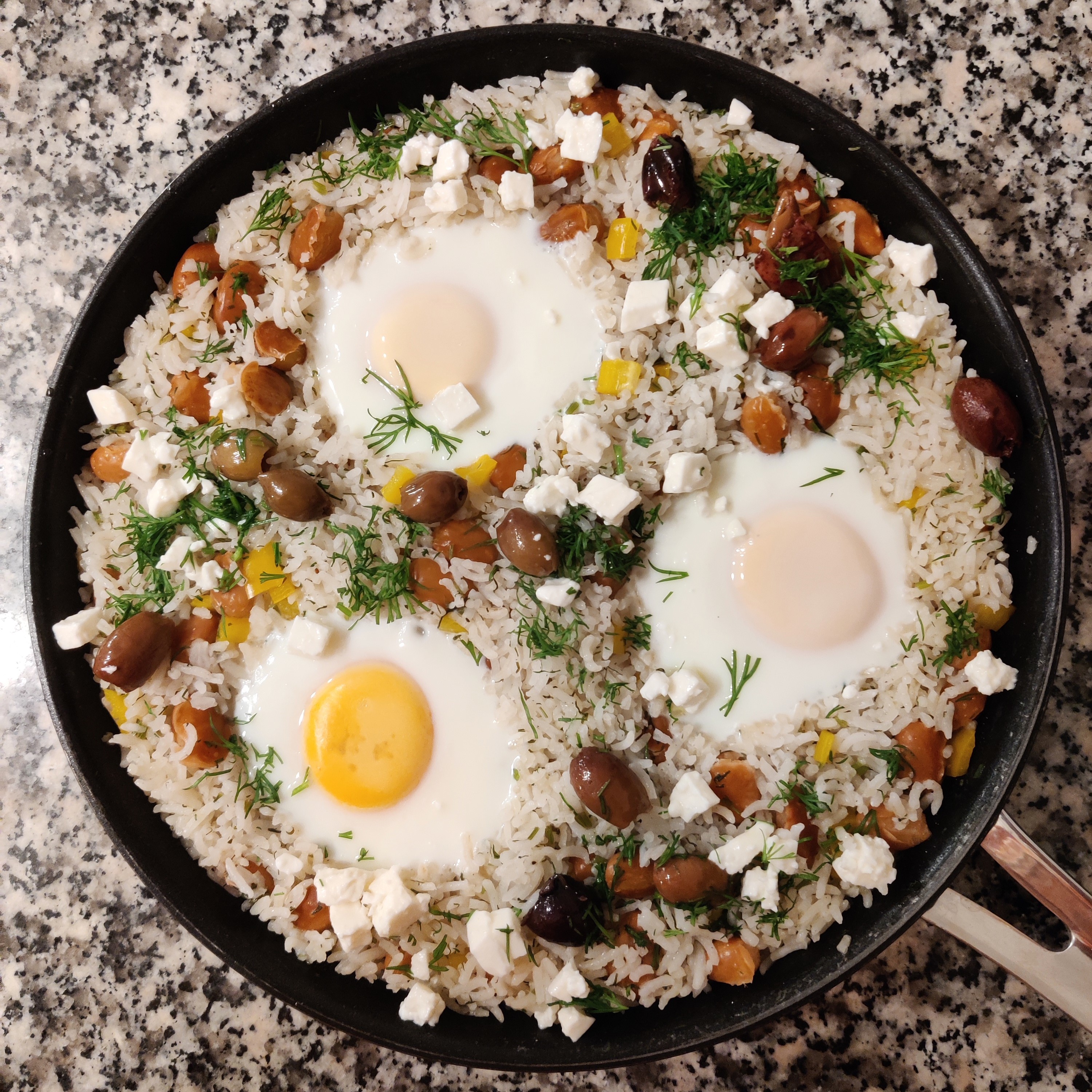 Knuspriger Reis mit Bohnen und Ei