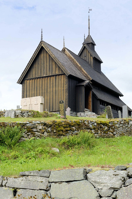 4975 Rückseite der Kirche, Friedhof  - Fotos von der Stabkirche Eidsborg in der Kommune Tokke in der Provinz Telemark in Norwegen.
