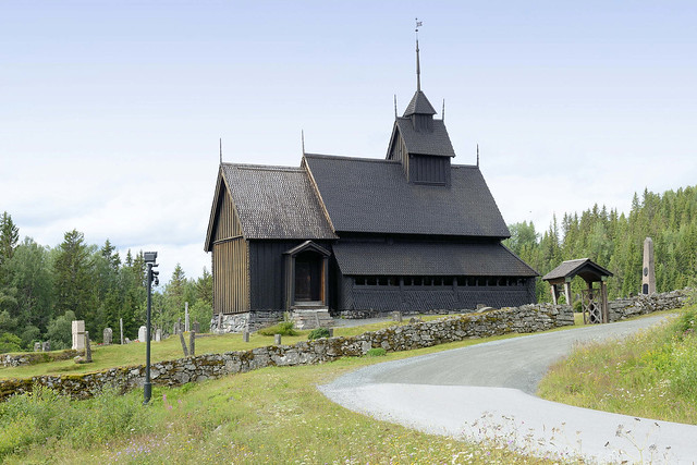 4973 Kirche, Friedhof mit Trockenmauer - Fotos von der Stabkirche Eidsborg in der Kommune Tokke in der Provinz Telemark in Norwegen.