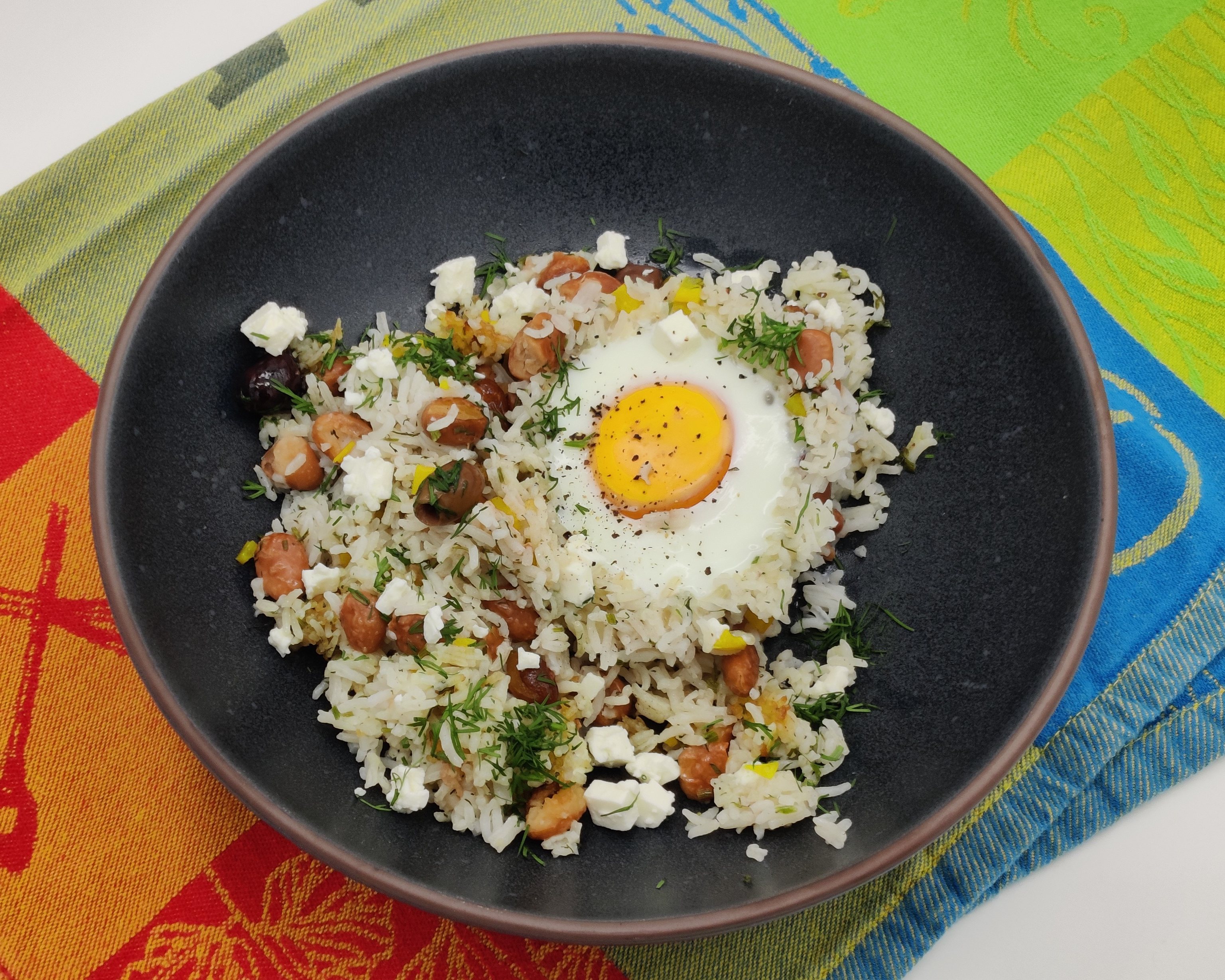 Knuspriger Reis mit Bohnen und Ei