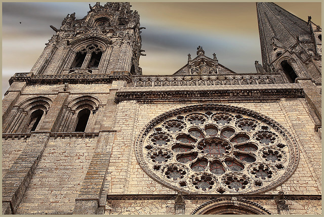 Façade ouest, tour nord, tour sud et rosace de la cathédrale de Chartres, Eure-et-Loire, France