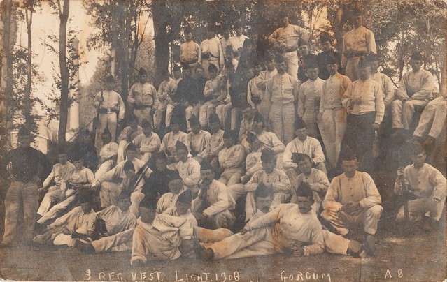 Fotokaart - Groepsfoto 3e regiment vestingartillerie, lichting 1908 (Foto De Kroon, nummer A8), lichting 1908, schoorsteen