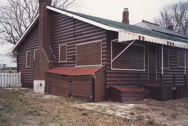 Log Cottage at 1092 Lakeshore Rd., Burlington in 1988 before Demolition