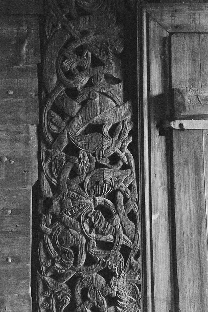 5141 Portal mit Schnitzerei, Holztür - Fotos der Stabkirche Lomen  der Kommune  Vestre Slidre in der Provinz Innlandet in Norwegen.