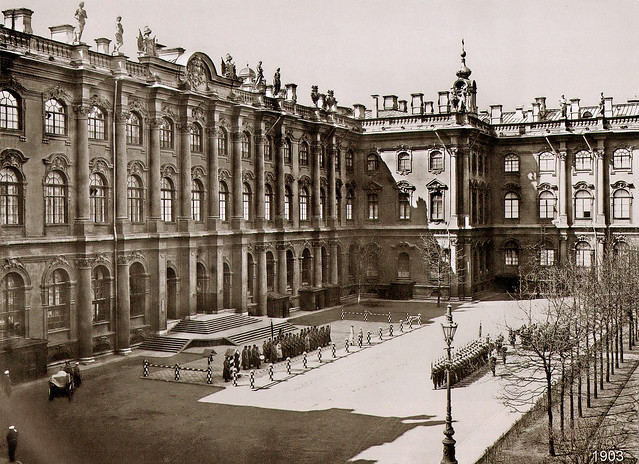 Во дворе Зимнего Дворца. 1903.