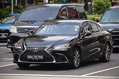 Lexus ES 300h (XZ10) - Front 3/4 View - IMG_3818 - Edited