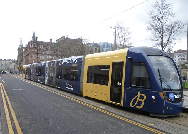 Edinburgh Trams 271 at St. Andrew Square tramstop.
