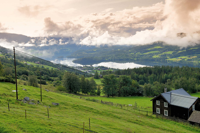 5121 Grüner Berghang - Panorama mit Wolken, Sildefjorden;  Fotos aus  Norwegen.