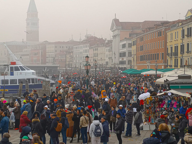 Venezia, folla di Carnevale