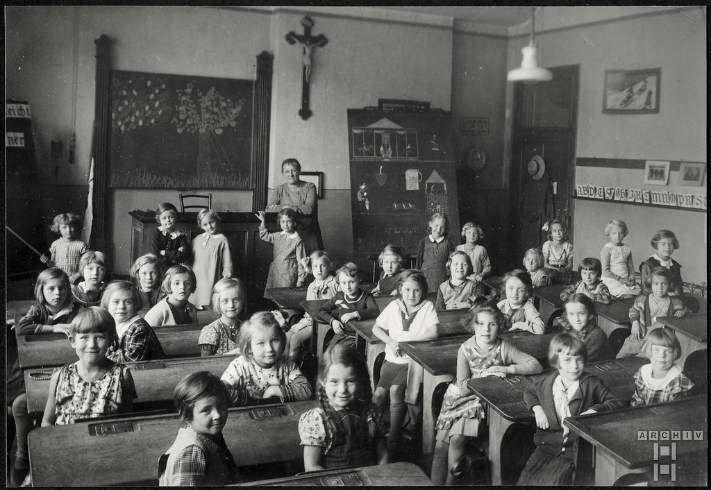ArchivTappen41(5P)Alb9N189 Schulklasse, Volksschule, Lehrerin, Klassenzimmer, 1930er