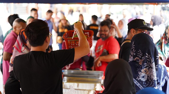 Suria FM Dengan Kerjasama FAMA Belanja Makan 100 Orang Pendengar!