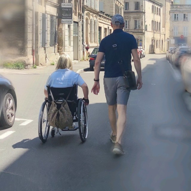 cheminement en centre urbain en fauteuil roulant (AVIGNON,FR84)