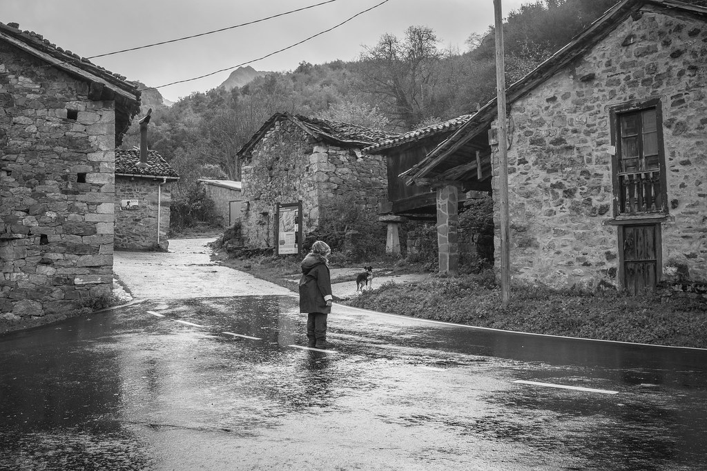 Dia lluvioso en la aldea de la montaña
