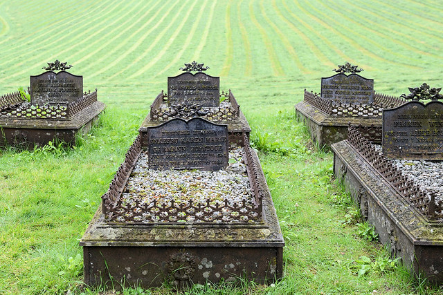 5334  Friedhof, Grabstätten mit gusseisernen Tafeln / Engeln - Fotos der   Stabkirche Hopperstad in der Gemeinde Vik im Fylke Vestland  in Norwegen.