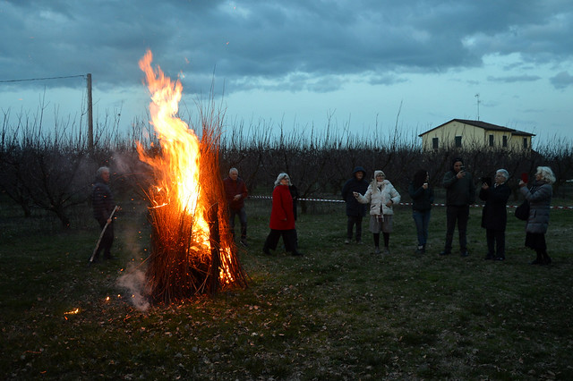 Il rito dei “Lòm a mêrz”, luci a marzo, a Passogatto, nel comune di Lugo (Ravenna)