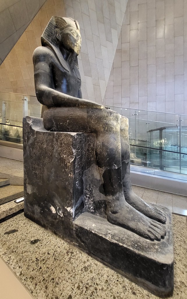 ThutmoseIII_Statue_SideView_Granite_Karnak_GEM3769