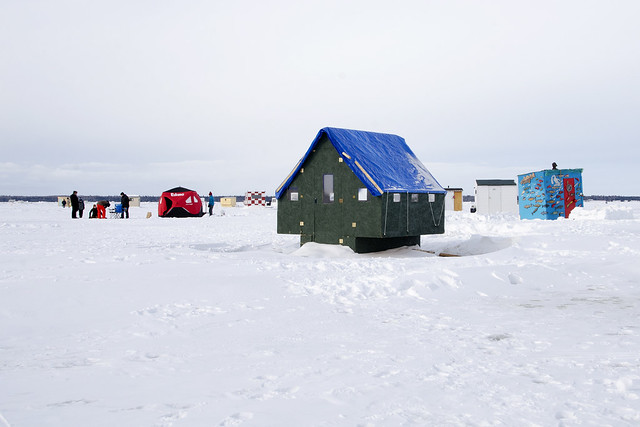 Pêcheur sur glace et leurs installions à l'embouchure de la rivière Rimouski.