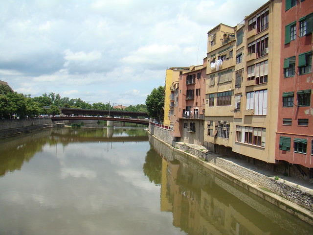 puente de sant feliu casas de colores colgantes sobre el rio oñar gerona 03