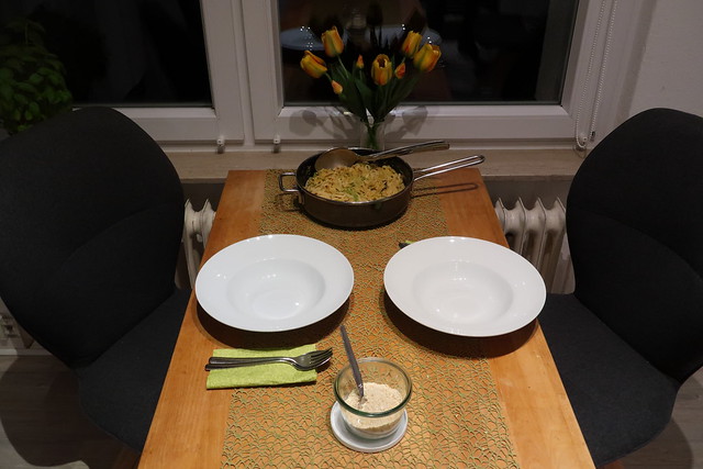 Bavette mit Wirsing und Hummussauce (Tischbild)