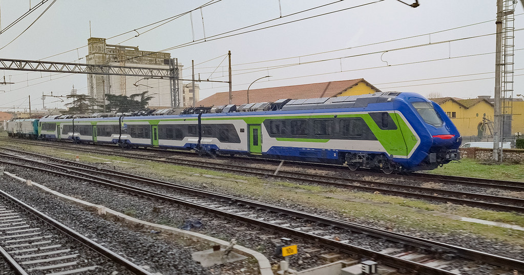 義大利日立鐵路公司推出的列車「藍調」，是歐洲第一台可單獨靠電池供電的載客列車。照片來源：Gianluca Detti／Flickr（CC BY-SA 2.0 DEED）