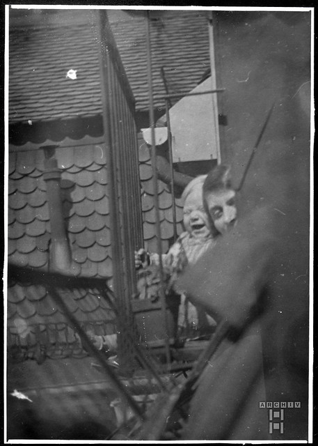 ArchivTappen41(5P)Alb9N199 Mutter, Kleinkind, Mädchen, Balkon, München, 1930er