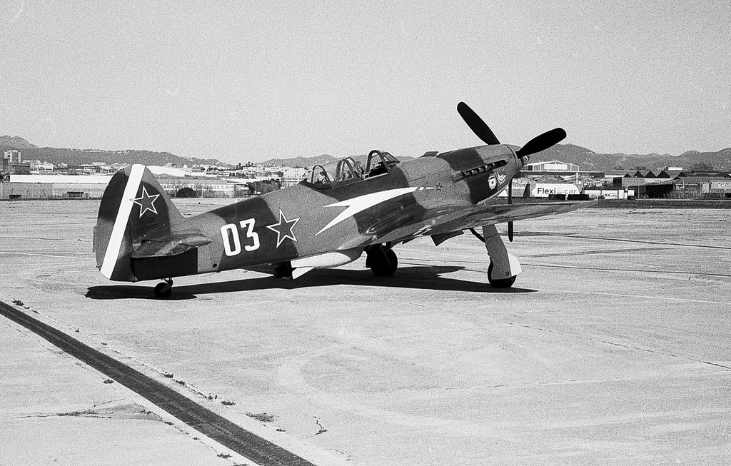 Yak-9 a punt / Yak-9 ready to taxi