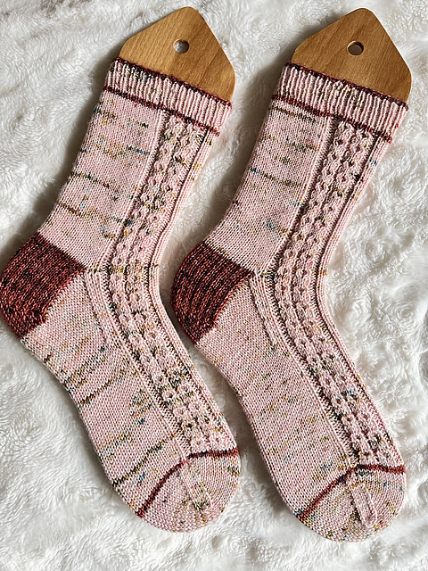 Tits Up Socks by Nancy Wheeler (@knitsiphappy) were I spired by one of her favourite TV shows: The Marvelous Mrs Maisel.