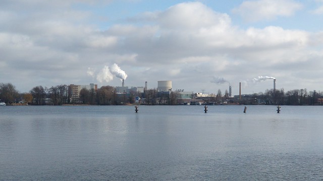 Blick über den Spandauer See zum Heizkraftwerk Reuter West