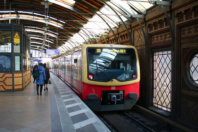 S-Bahn Berlin GmbH: Triebzug der Baureihen 481/482 als S9 nach Flughafen BER in der Station Hackescher Markt
